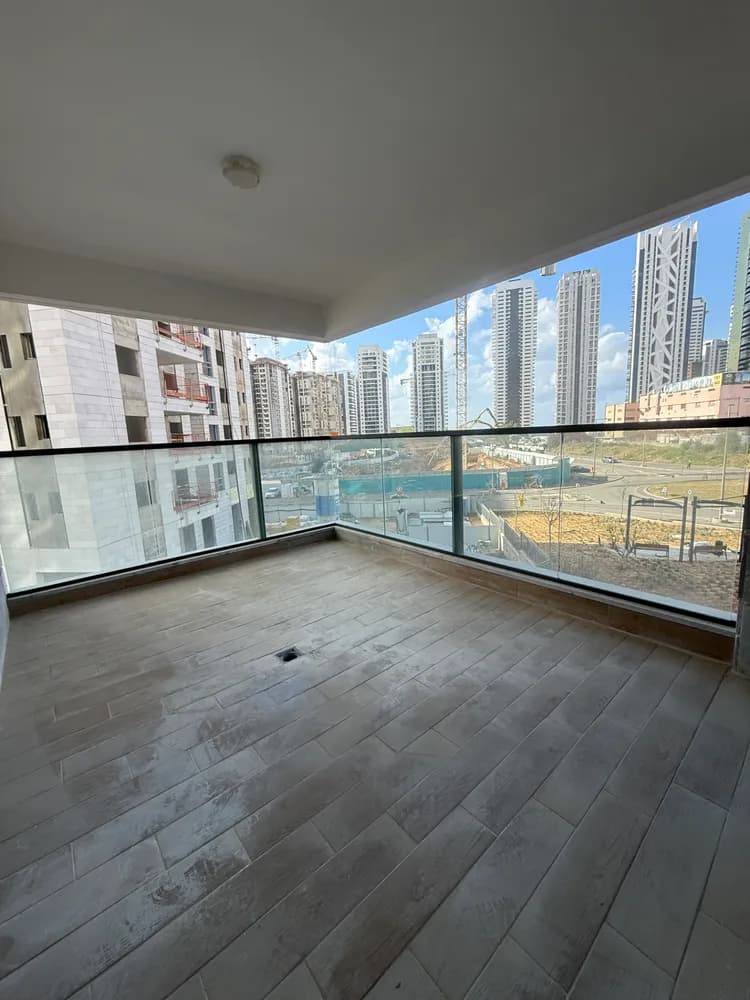 דירת 5 חדרים -קומה 1 , דרום מערב צפון  - 1