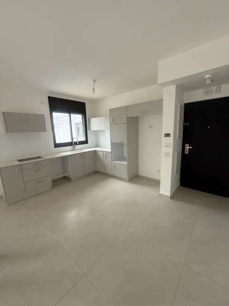 דירת 5 חדרים קומה 9 דרום מערב צפון  - 1